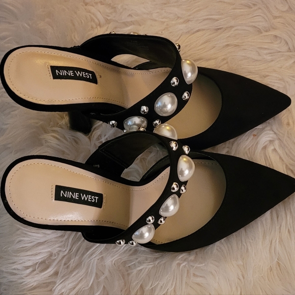 GORGEOUS BLACK SUEDE MULES W/ LARGE PEARLS - Picture 3 of 5